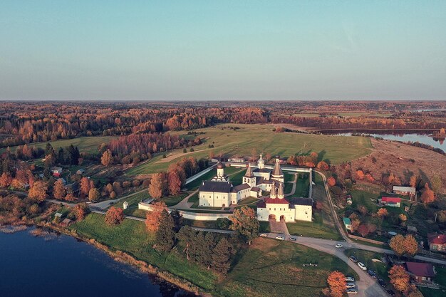 An aerial shot of Colonial Williamsburg in Virginia, showcasing the meticulously reconstructed historical buildings and gardens. Costumed interpreters are visible, engaging with visitors and adding to the authenticity of the experience for A Guide to Historical Landmarks in the US: Planning Your Trip for 2025.