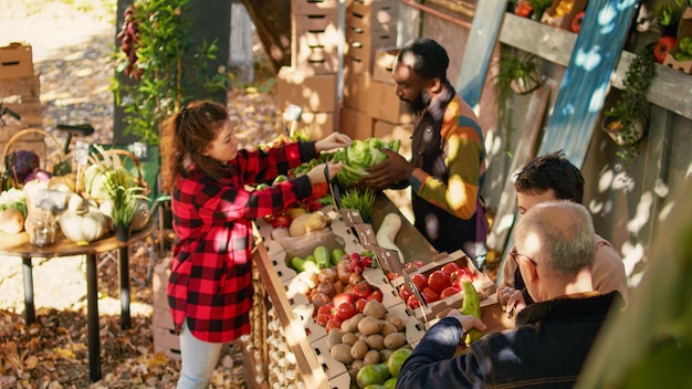 A bustling farmers market in the Midwest, featuring local farmers selling fresh produce, baked goods, and homemade crafts. Smiling customers are interacting with the vendors, creating a sense of community and highlighting the friendly and welcoming culture of the region. This image is relevant to the US Travel Guide: Understanding Regional Differences for a Better Trip in 2025.