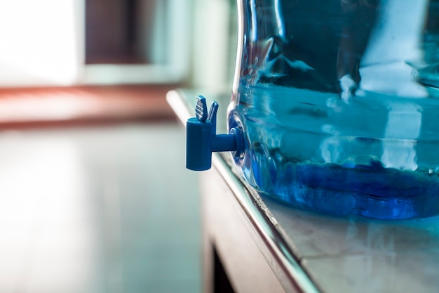 Close-up of a reusable water bottle being refilled at a water station in a modern airport terminal, symbolizing efforts to reduce single-use plastic consumption within the US travel sector. The image emphasizes the importance of waste reduction in sustainable travel initiatives.