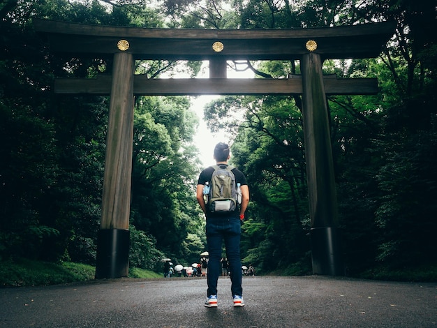 A split image. On one side, a traveler is bowing respectfully in Japan. On the other, a traveler is shaking hands firmly in the United States. The image demonstrates the importance of Understanding Global Etiquette in greetings.